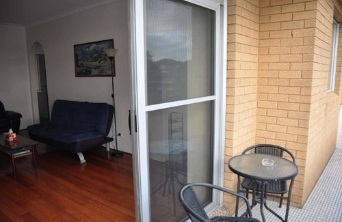 Kogarah Apartment | Kogarah Top Floor 2 Bedroom Apartment with Balcony
