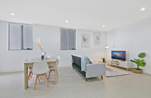 Mascot Apartment | KOZYGURU MASCOT SPACIOUS KOZY 2 BED APT + FREE PARKING NMA260-602