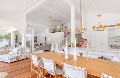 Noosa Heads House | La Casa Blanca - A short stroll to the famous Hastings Street