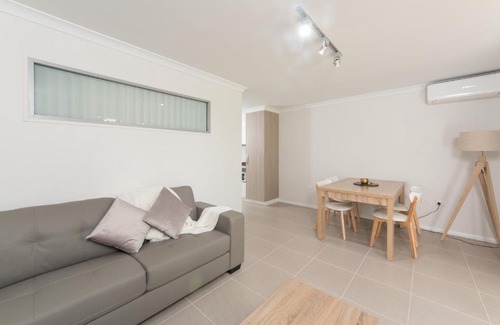 Rockingham Apartment | Lakeview Suite 17