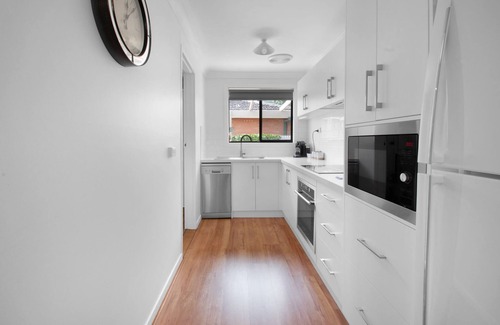 East Wagga Wagga Apartment | Langdon Hideaway - CBD Location, Modern Comforts
