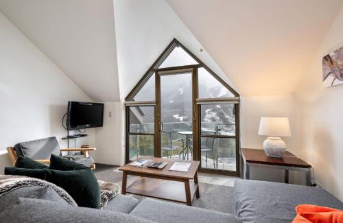 Thredbo Apartment | Lantern 1 Bedroom Balcony with Panoramic Mountain View