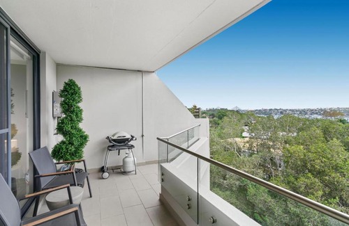 Waverton Apartment | Light filled apartment with sweeping harbour views