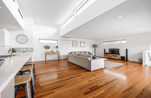 McCrae House | Lighthouse Views, McCrae - 1 NIGHT FREE!* - Stunning views of bay and lighthouse