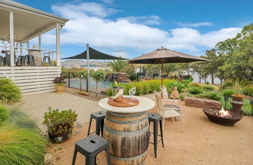 Mansfield House | Loyola Lake House - Lakefront Home with Pool