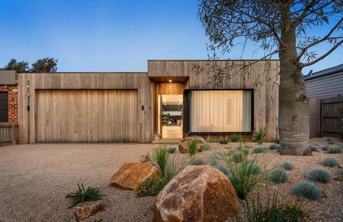 Flinders House | LUXE poolside living, in the heart of Flinders.