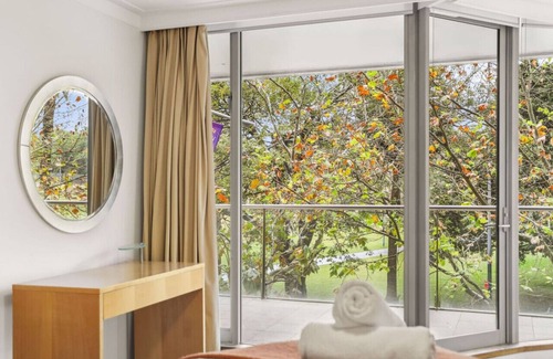Sydney Central Business District Apartment | Luxurious Apartment only 250m walk to Opera House!