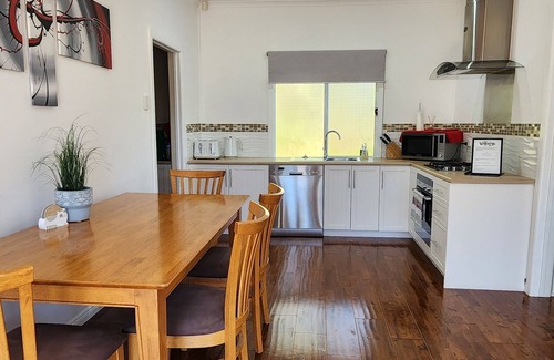 Victor Harbor House | LUXURIOUS Couples Escape ♥ Spa Bath ♥ Netflix, NBN