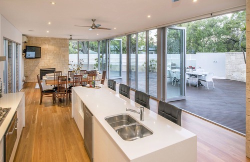Dunsborough House | Luxurious Home with Pool Close to Beach and Town