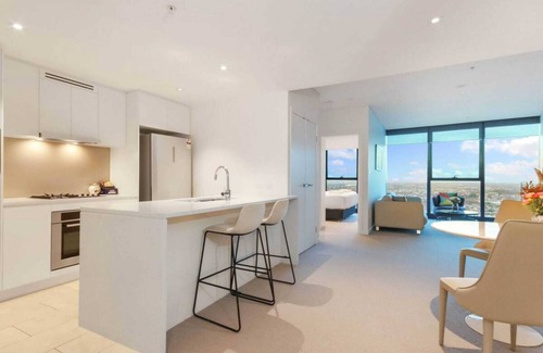 Kangaroo Point Apartment | Luxury 1 Bedroom Retreat in Brisbane City With Pool and gym