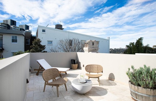 Darlinghurst House | Luxury 3BR home w rooftop + garden/BBQ + near CBD