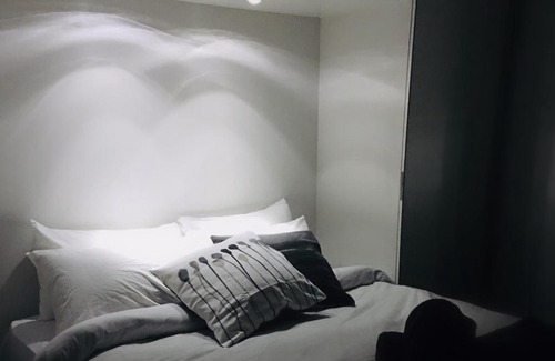 Melbourne Central Business District Apartment | Luxury CBD - Pool, Gym and Spa