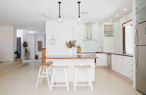 Moffat Beach House | Luxury family escape! Steps to Moffat beach!