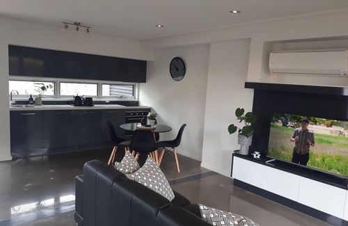 Warrnambool Apartment | LUXURY, MODERN & CENTRAL - YOU GET THE WHOLE 3 LEVEL APARTMENT!
