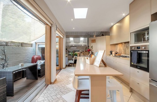 Camperdown House | Luxury Retreat Home - 4Bed House - Mins from CBD