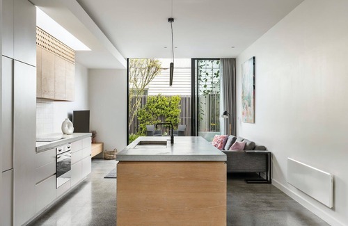 Port Melbourne House | Luxury Villas The Cable House (Pet Friendly)