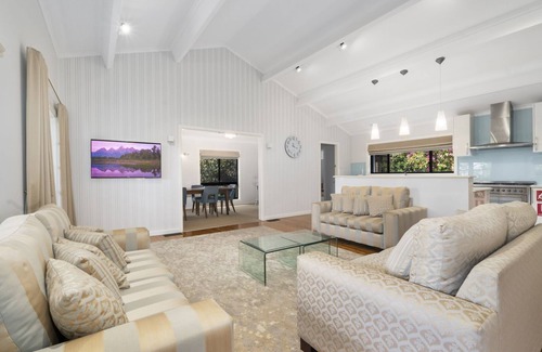 Blackheath House | Lynwood Gardens | Close to bush walks and Golf with 2 bathrooms
