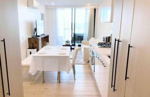 Clayton Apartment | M-city shopping center Apartment - Executive Twin King Ensuites with Infinite View - Ambience Airy Atmosphere - Fully equipped - Free Parking, fast Wifi, smart TV plus Netflix, complementary drinks & amenities - Clayton 3168