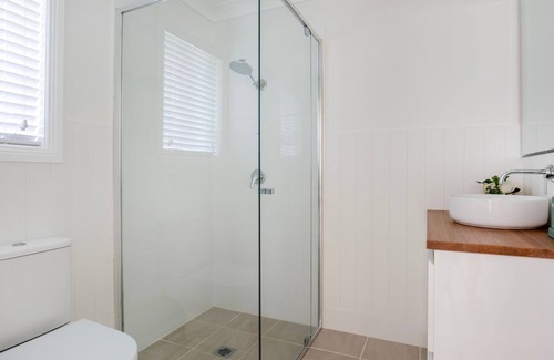 Erowal Bay House | Magnolia Cottage - Pet Friendly - 5 Mins Drive to Hyams Beach