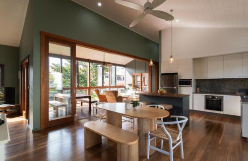 Dicky Beach House | Malakai Beach House