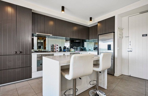 Maribyrnong Apartment | Maribyrnong Marvel: Charm with Cityscape Bliss!