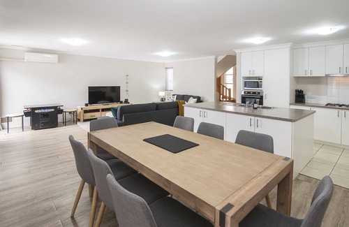 Geographe House | Marina Beach House- WIFI, AC in living rooms and upstairs