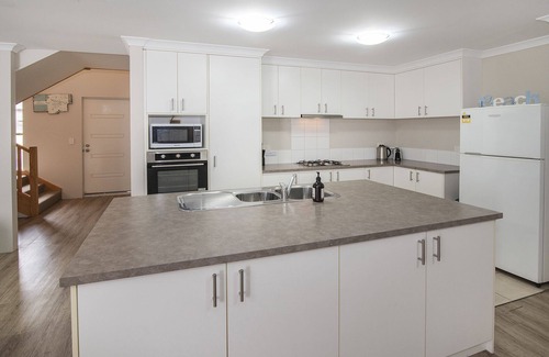 Geographe House | Marina Beach House- WIFI, AC in living rooms and upstairs