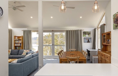Jindabyne House | Matilda - 3BR Home l Central Location l Amazing Lake Views l WiFi l BBQ