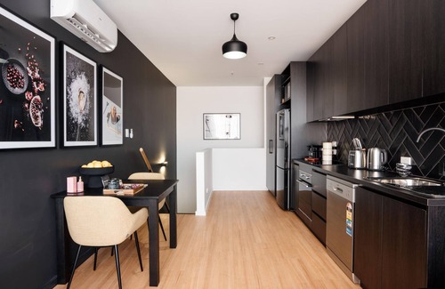Launceston CBD Apartment | Midnight Moonshine Loft ITAS