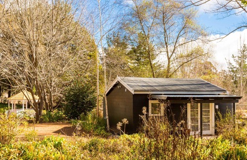 Berrima House | Mirriyindi - Unique Berrima escape for 7 in the Southern Highlands - 4pm check out Sundays