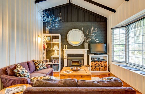 Berrima House | Mirriyindi - Unique Berrima escape for 7 in the Southern Highlands - 4pm check out Sundays