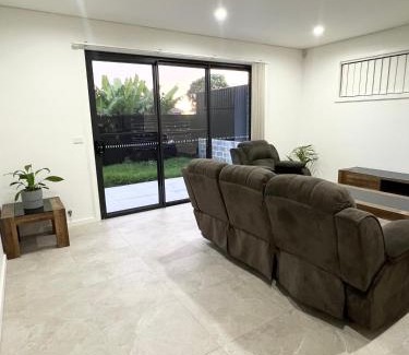 Guildford House | Modern and Comfortable Queen Room - OR2
