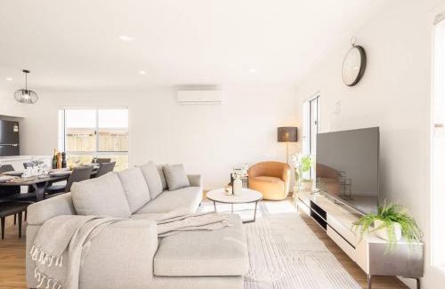Greenbank House | Modern Family Retreat in Premier GreenbankLocation
