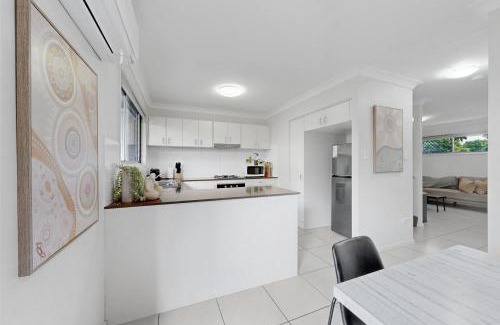 Mango Hill House | Modern Homely Townhouse with Pool Access & Free WIFI