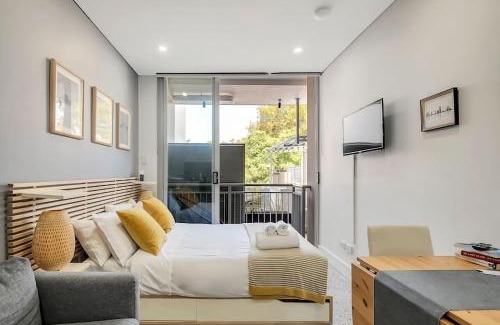 Surry Hills Apartment | Modern Studio with Aircon Private Balcony