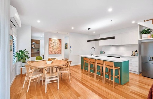 Torquay House | New! Seafoam Getaway