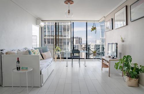 South Melbourne Apartment | Ocean view apartment close to CBD with indoor pool.