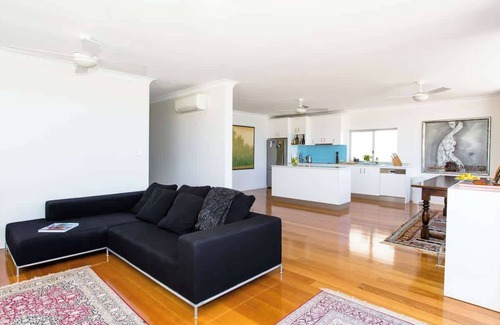 North Bondi Apartment | Ocean view luxury 3 bedroom home with balcony