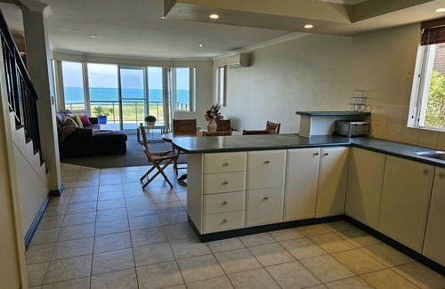 Shoalwater House | Oceanfront 4 Bedroom home, spectacular views! Walk to cafes and Penguin Island.