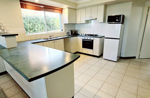 Shoalwater House | Oceanfront 4 Bedroom home, spectacular views! Walk to cafes and Penguin Island.