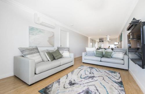 Lancelin House | Oceans Waves - Luxury Apartment with ocean views