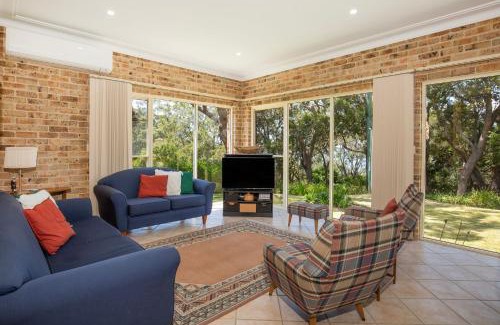 Culburra Beach House | On The Lake - Pet Friendly Waterfront