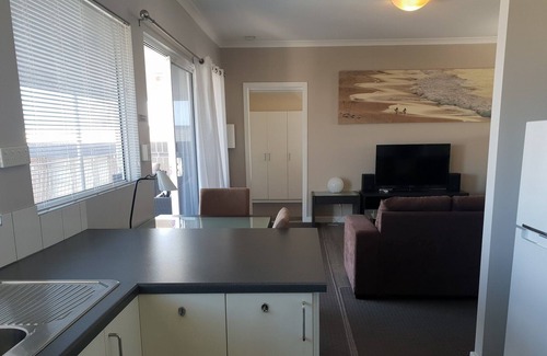 Fremantle Apartment | One bedroom boutique penthouse apartment with 180 degree city and ocean views.