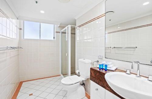 Main Beach Apartment | Oscar on Main 2B - Heart of Main Beach Ocean Views - Hosted by Coastal Letting Co.