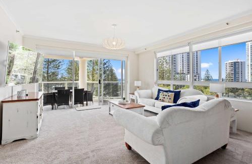 Main Beach Apartment | Oscar on Main 2B - Heart of Main Beach Ocean Views - Hosted by Coastal Letting Co.