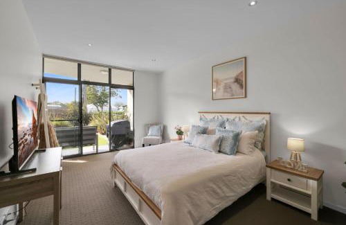 Huskisson Apartment | Our Beach House at Husky - Stay for 3 Pay for 2! Coastal Couples Escape