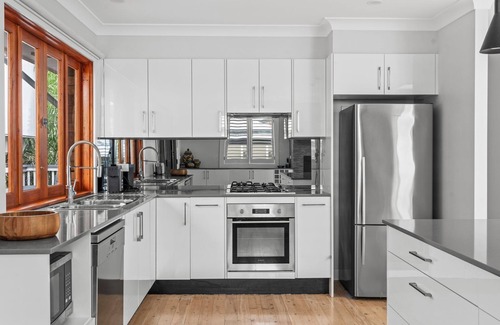 Avoca Beach House | Palm Paradise Near the Beach