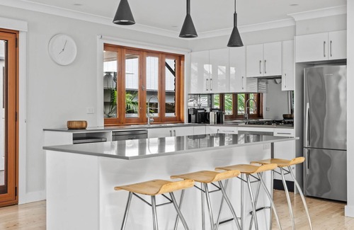 Avoca Beach House | Palm Paradise Near the Beach