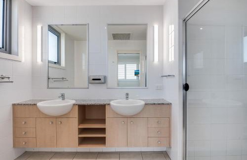 Kings Beach Apartment | Pandanus Court