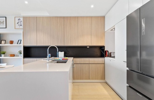 Flemington Apartment | Panoramic City Views, Steps from Racecourse